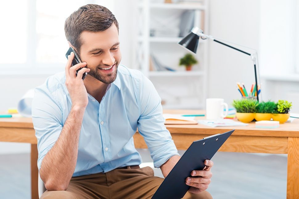 Man-aan-de-telefoon